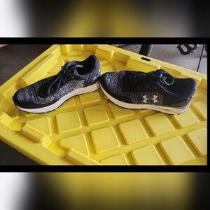Womens UA size 9.5 new cond black with gray